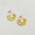 Orecchini a cerchio in smalto verde neon con placcatura oro e pavé di zirconi luminosi - Giallo
