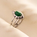 Détail d'une bague vintage en acier argenté avec malachite verte et texture de lave - Argent-Vert