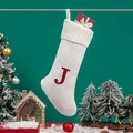 Calza natalizia in maglia bianca con lettera J rossa e dettaglio scatola regalo - Bianco a Maglia Lettera J
