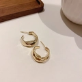 Detailansicht goldener geometrischer Ohrringe mit unregelmäßiger Lavatextur auf Keramik - Unregelmäßiges Creolen-Modell (Silbernadel Gold) / Gold