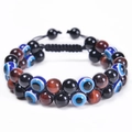 Dettaglio di bracciale intrecciato a doppio strato con occhio greco blu e pietre occhio di tigre - Occhio di Tigre Rosso con Perline Nere e Bracciale Malocchio
