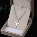 Silberne Kreuz-Halskette aus Edelstahl mit Kordelkette in einer hochwertigen Schmuckschatulle - Kreuz