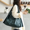 Bolso bandolera minimalista verde oscuro en papel lavado con textura arrugada - Azul