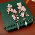 Detalle de pendientes de flores rosas con perlas y gotas turquesas en un joyero elegante - Rosa-Azul (Pin de plata)
