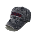 Dettaglio del ricamo New York su cappello da baseball in denim lavato con bordi strappati - M (56-58cm) / Blu Notte