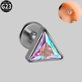 Vue macro d'un piercing triangle en titane G23 avec pierre précieuse iridescente - 1.2*8 / Couleur AB