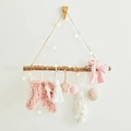 Decorazione natalizia da parete con pompon bianchi, fiocchi rosa e luci LED calde - Set Bastone Singolo Rosa con Luce / Rosa