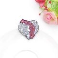 Broche en émail en forme de cage thoracique avec fleurs roses sur assiette blanche - Côtes de Coeur avec Fleurs