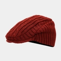 Vista lateral de la boina de punto rojo oscuro con patrones de trenzas - Talla única / Burdeos