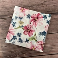 Vierkant papieren servet met roze hibiscus en kolibries op donkere houtbasis - Donkerrode Grote Bloem
