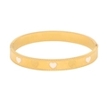 Dettaglio del bracciale dorato con cuori, intarsi bianchi e decorazione a micro sfere - Bianco