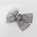 Dettaglio macro di un fermaglio a fiocco in strass argento su sfondo bianco classico - Strass Fine Incrociato Bianco