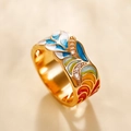 Makro-Detail von vergoldetem Punk-Ring mit bunter Emaille und eingelegten Zirkonia - US 6 / Bunt