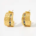 Gold-plated C-shaped hoop earrings with hammered texture and multi-color rhinestones - Gold Hammered Multi-color Zirconia Style (KDE780)