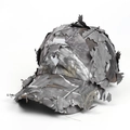 Dettaglio del cappellino mimetico 3D con trama realistica di foglie di bosco - Regolabile / Grigio