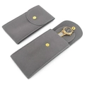 Vue détaillée de la pochette de montre en daim gris avec bouton-pression et insert - Velours Plat / Gris Verdâtre