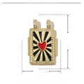 Dettaglio del ciondolo rettangolare dorato con cuore rosso, zirconi e dimensioni - Cuore Raggio Rosso Scuro-VH626