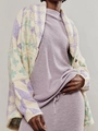 Detaillierte Stricktextur einer Damenstrickjacke mit lila-pastellfarbenem Muster - Einheitsgröße / Weiß