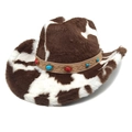Détail d'un chapeau de cow-boy en peluche à motif vache avec bande ethnique et pierres gemmes - M (56-58cm) / Couronne Plate / Imprimé vache café et blanc