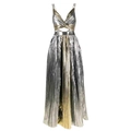 Détail d'une robe maxi plissée métallique avec col en V profond et découpe à la taille - S / Parure de Bijoux en Argent