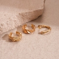 Detalle macro de tres earcuffs dorados con diseños geométricos irregulares y lisos - Estilo Geométrico con Textura Irregular / Dorado (Juego de 3 piezas)