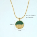 Detail shot of vintage 14K gold-plated necklace showing 1.6cm green stone pendant dimensions - Vintage Round Style (1173)