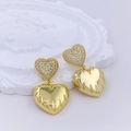Dettaglio orecchini a doppio cuore dorati con pavé di cristalli e metallo lucido - Orecchini a Pendente a Doppio Strato a Cuore
