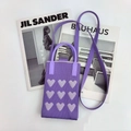 Borsa porta cellulare viola in maglia con motivi a cuore e tracolla intrecciata - Viola