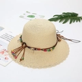 Sombrero de paja beige con cuentas de colores y borla de flecos para el verano - Borde Ondulado / Cuentas de Madera de Concha / Beige