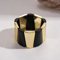Detail van geometrische zwart-gouden acryl stretcharmband met gepolijste metalen finish - Goud met Zwart