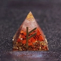Piramide energetica in resina con pietre di cristallo rosso e rune dorate - Ricchezza