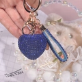 Detail eines blauen Strass-Herz-Schlüsselanhängers mit passendem Riemen und Goldclip - Königsblau