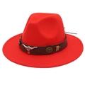 Détail d'un chapeau rouge avec bandeau en cuir et ornement métallique tête de taureau - Rouge Orangé