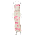 Detailopname van roze bloemenprint op de zomerse bandeau-top en slanke lange rok - M / Lichtgeel
