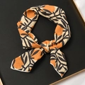 Élégant foulard en coton et lin avec motifs floraux orange et noirs, style noué - 55x55cm / Lotus à Sept Feuilles Beige Orange