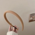 Détail d'un serre-tête épais camel fait main avec texture rayée et étiquette tissée - Marron Orange