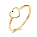Dettaglio del design a cuore traforato sull'anello in acciaio inossidabile dorato - US 9 / Oro