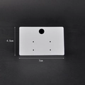 Cartoncino bianco minimalista per orecchini, misura 4,5x7 cm, su sfondo nero opaco - Versione Vuota / Cartoncino per Orecchini a Lobo a 4 Fori (7*4.5cm)