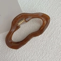 Detalle de pinza para el cabello irregular en resina marrón con muelle dorado metálico - Marrón