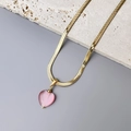 Detail van 18K gouden platte slangencatena met een roze hartvormige kattenoog steen hanger - Roze Hart