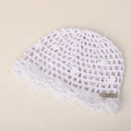 Détails d'un bonnet au crochet blanc avec paillettes brillantes et bordure en fourrure - M (56-58cm) / Violet