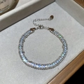 Détail d'un bracelet ajustable en argent avec plusieurs rangées de cristaux étincelants - Argenté