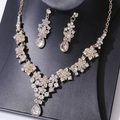 Detaillierte Makroansicht der funkelnden Tropfenkristalle am Gold-Brautschmuck-Set - Halskette + Ohrringe Set / Gold Weißer Zirkonia