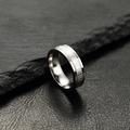 Details eines silbernen Edelstahlrings mit gravierten römischen Zahlen auf mattem Finish - US 7 / Stahlfarbe