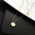 Minimalistische gouden titanium ketting met witte schelphanger voor dames, stijlvol design - Goud