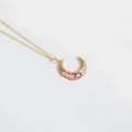 Collana con ciondolo a mezzaluna dorata con smalto rosa e cristalli scintillanti - Rosa