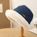 Dicke navy Strick-Fischerhut mit weißem Kunstpelzrand und seitlichem Leder-Logo - M (56-58cm) / Dunkelblau