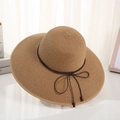 Cappello estivo da sole in paglia kaki da donna con tesa larga e fiocco in pelle - Cachi