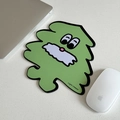 Dettaglio del tappetino mouse mostro verde con base antiscivolo su scrivania minimalista - Albero di Natale