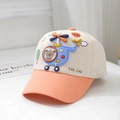 Dettaglio del cappello da bambino con ricamo di orsetto in elicottero ed elica mobile sopra - Corona Bianco Sporco Tesa Arancione / Bianco Sporco